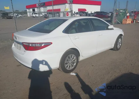 2015 Toyota Camry Le z USA, uszkodzony, nr VIN 4T1BF1FK7FU934546
